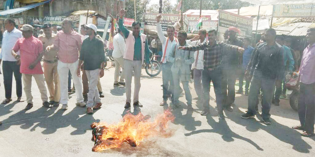 पूर्व मंत्री  अजय चंद्राकर के बयान को लेकर किसान कांग्रेस ने किया प्रदर्शन, फूंका पुतला