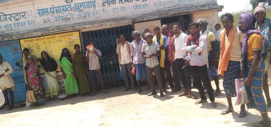 राशन वितरण में मनमानी से ग्रामीण परेशान