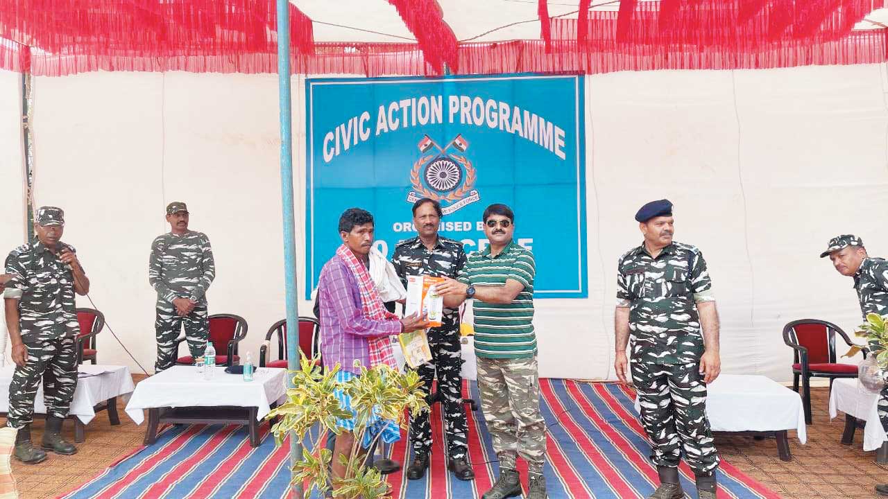 सीआरपीएफ का सिविक एक्शन प्रोग्राम, ग्रामीणों को बांटे सामान