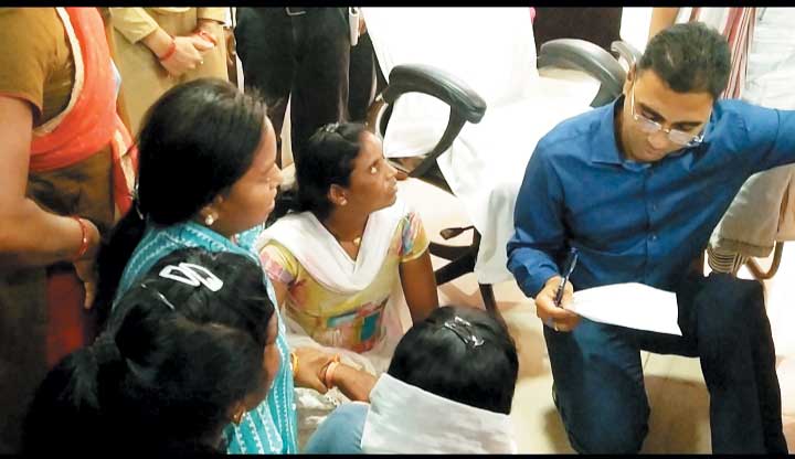 जमीन पर बैठे कलेक्टर ने दिव्यांगों से की चर्चा, दिलाया रोजगार जमीन पर बैठे कलेक्टर ने दिव्यांगों से की चर्चा, दिलाया रोजगार