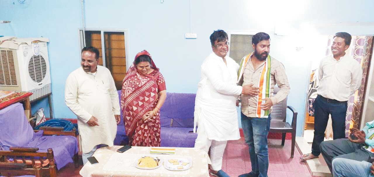 शहर में हो रहे विकास कार्यों को देख सैकड़ों युवाओं ने थामा कांग्रेस का दामन