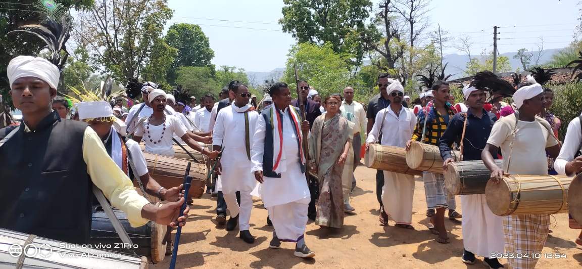 बड़े बचेली के पालिका से अलग होकर पुन: ग्राम पंचायत बनने की प्रथम वर्षगांठ पर ग्रामीणों ने मनाई खुशियां