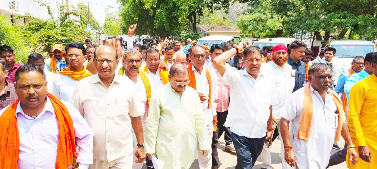 किसानों के केसीसी लोन में लाखों की हेराफेरी, एक किसान ने की आत्महत्या किसानों के केसीसी लोन में लाखों की हेराफेरी, एक किसान ने की आत्महत्या