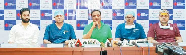 बिना दर्द के अपने पैरों पर खड़े हुए 20 मरीज