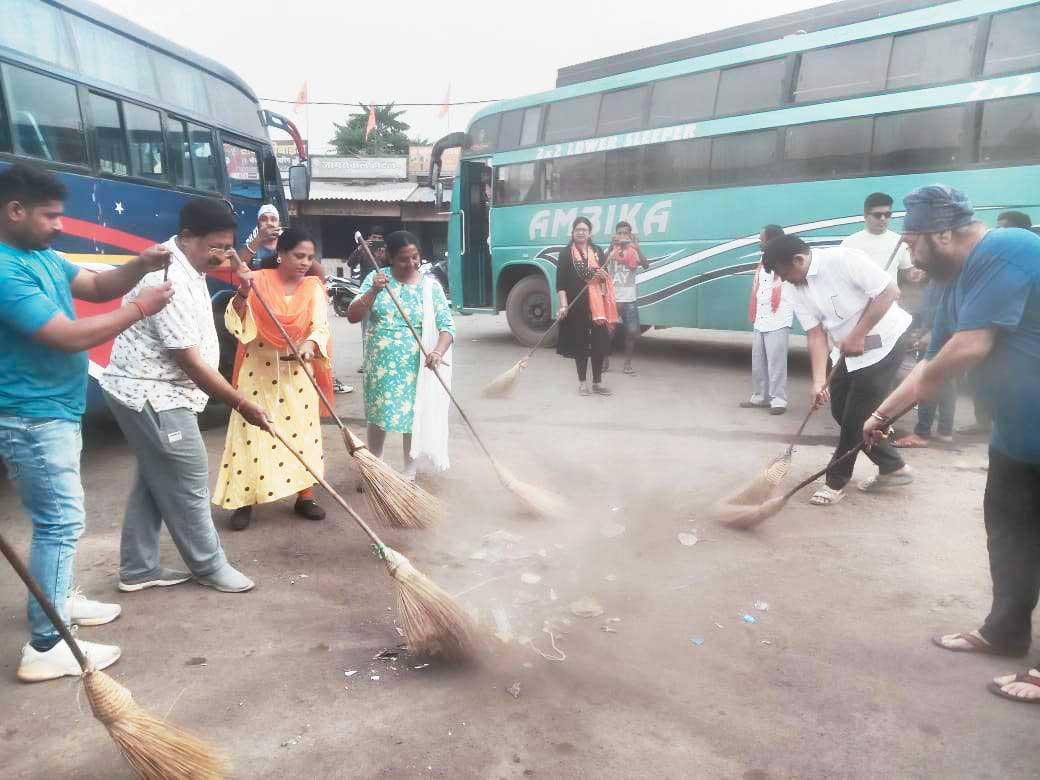 भाजपा ने केवड़ाबाड़ी बस स्टैण्ड में चलाया स्वच्छता अभियान