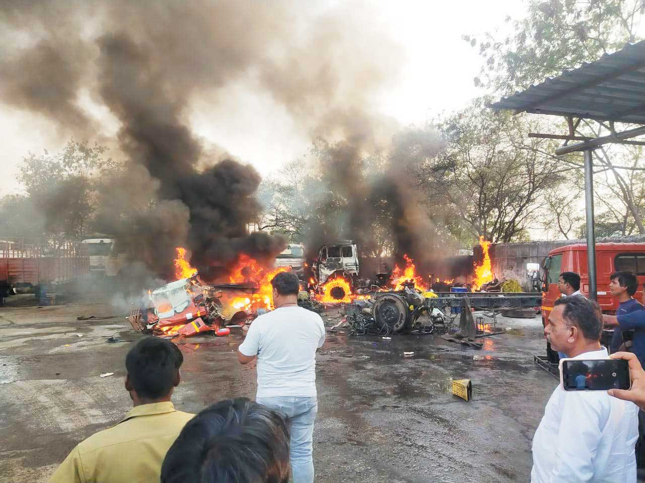 शिवम मोटर्स में भीषण आग से तीन गाडिय़ां खाक, लाखों के नुकसान का अनुमान