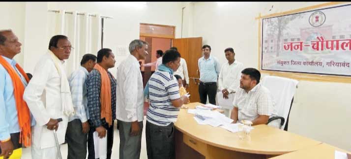 जनचौपाल में मिले 70 आवेदन, कलेक्टर ने सुनी समस्याएं जनचौपाल में मिले 70 आवेदन, कलेक्टर ने सुनी समस्याएं