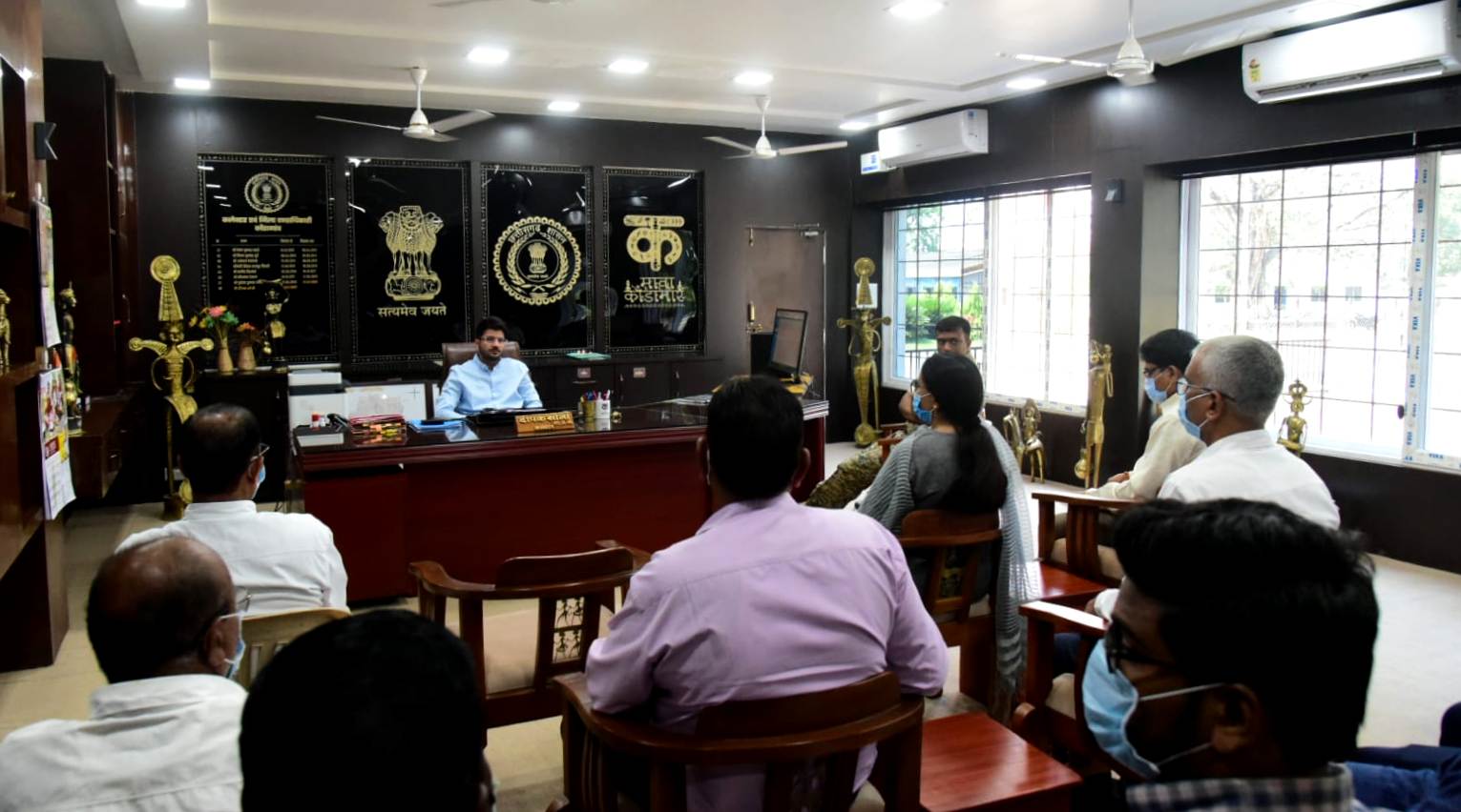 कलेक्टर-एसपी ने ली राजस्व एवं पुलिस अफसरों की बैठक कलेक्टर-एसपी ने ली राजस्व एवं पुलिस अफसरों की बैठक