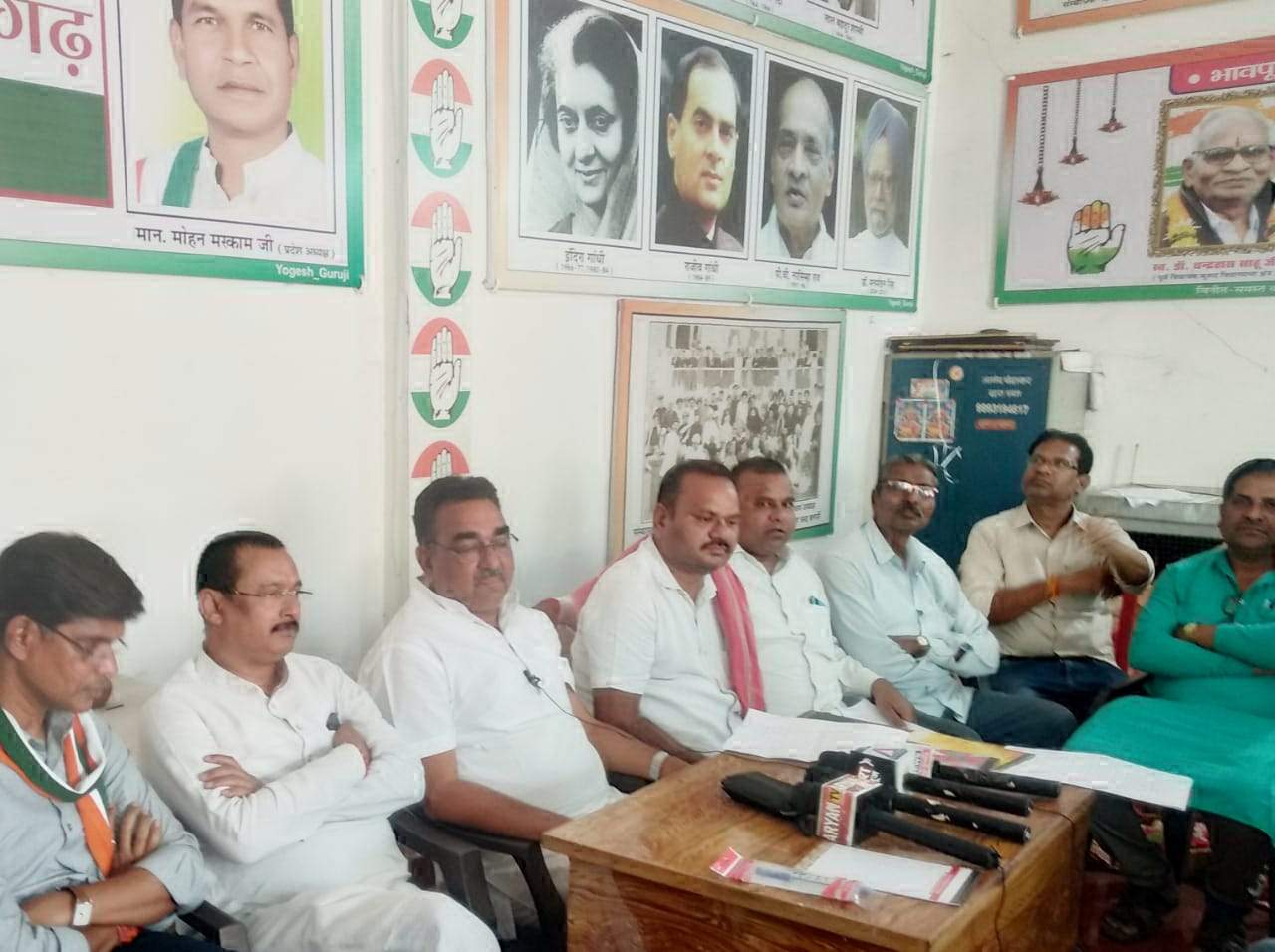 कुरूद विधायक को किसान विरोधी बता, कांग्रेसियों ने फूंका पुतला