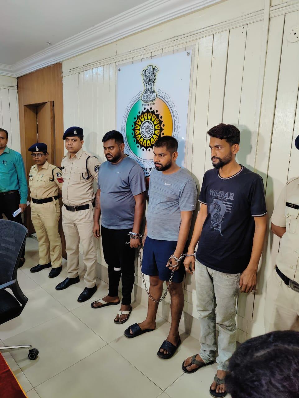 एटीएम कार्ड बदलकर रकम निकालने वाले तीन बिहारी ठग गिरफ्तार