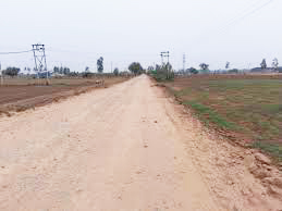 ठेकेदार पर सडक़ निर्माण में अनियमितता का आरोप ठेकेदार पर सडक़ निर्माण में अनियमितता का आरोप