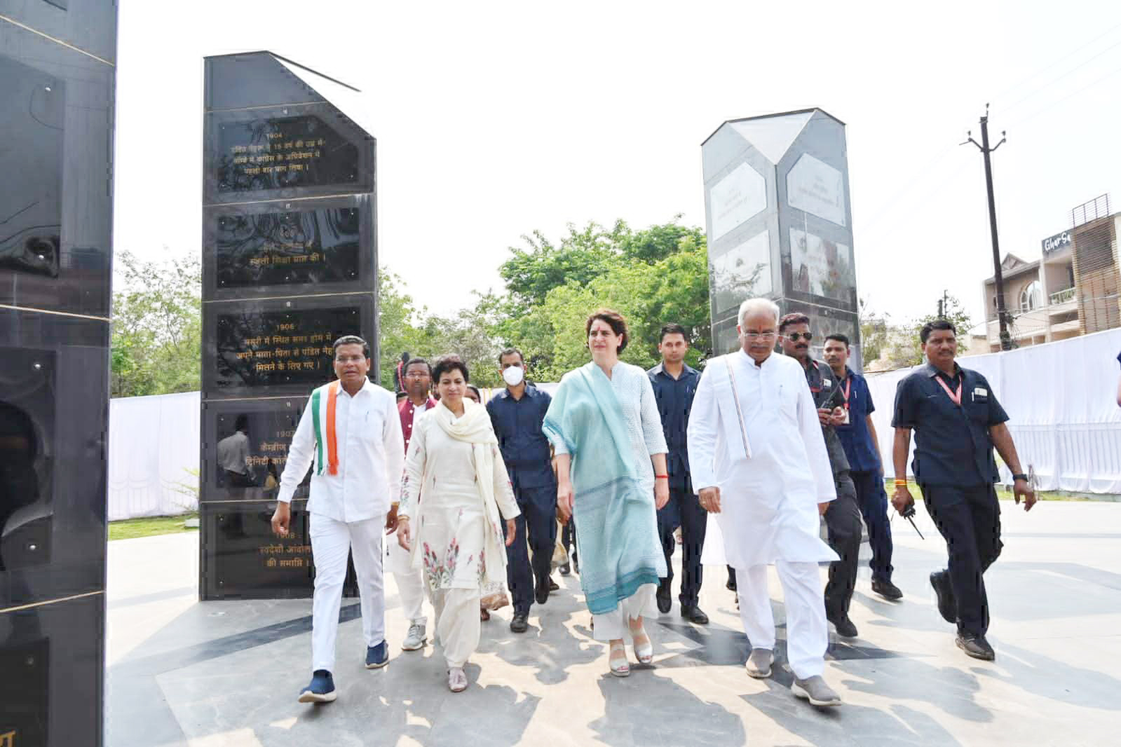 प्रियंका-भूपेश ने नेहरू की मूर्ति पर श्रद्धा सुमन अर्पित किये