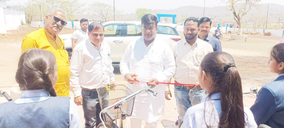  विधायक ने आत्मानंद स्कूल की छात्राओं को किया साइकिल वितरण