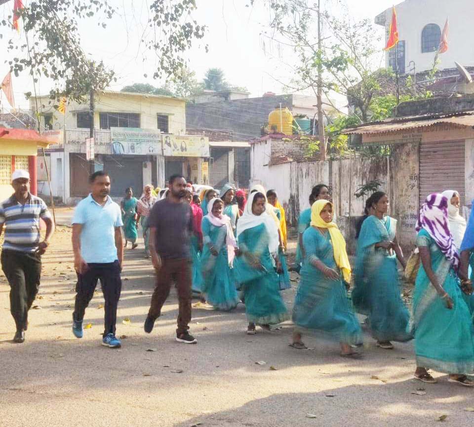 स्वच्छता दीदियों ने डोर टू डोर कचरा कलेक्शन अभियान शुरू किया