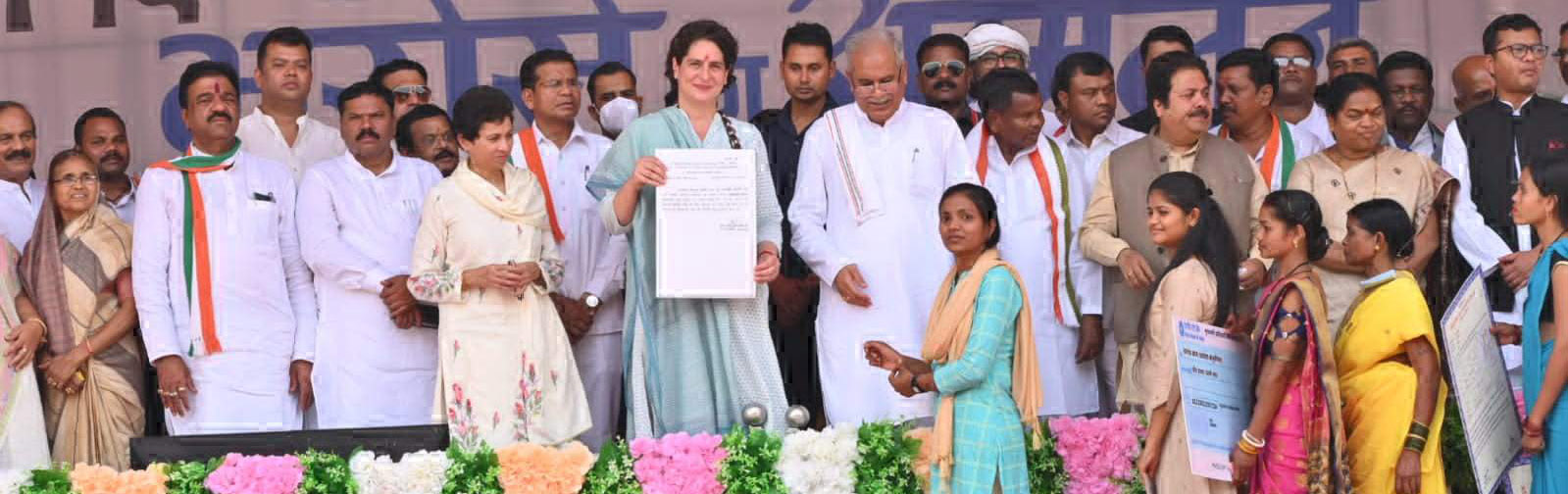 भरोसे का सम्मेलन में हितग्राहियों  को सामग्री और चेक वितरण