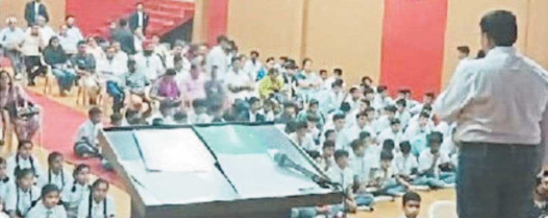 बच्चों को जीने के बेहतर तरीके बताएं, उन्हें सही और गलत का एहसास कराएं- सत्यजीत