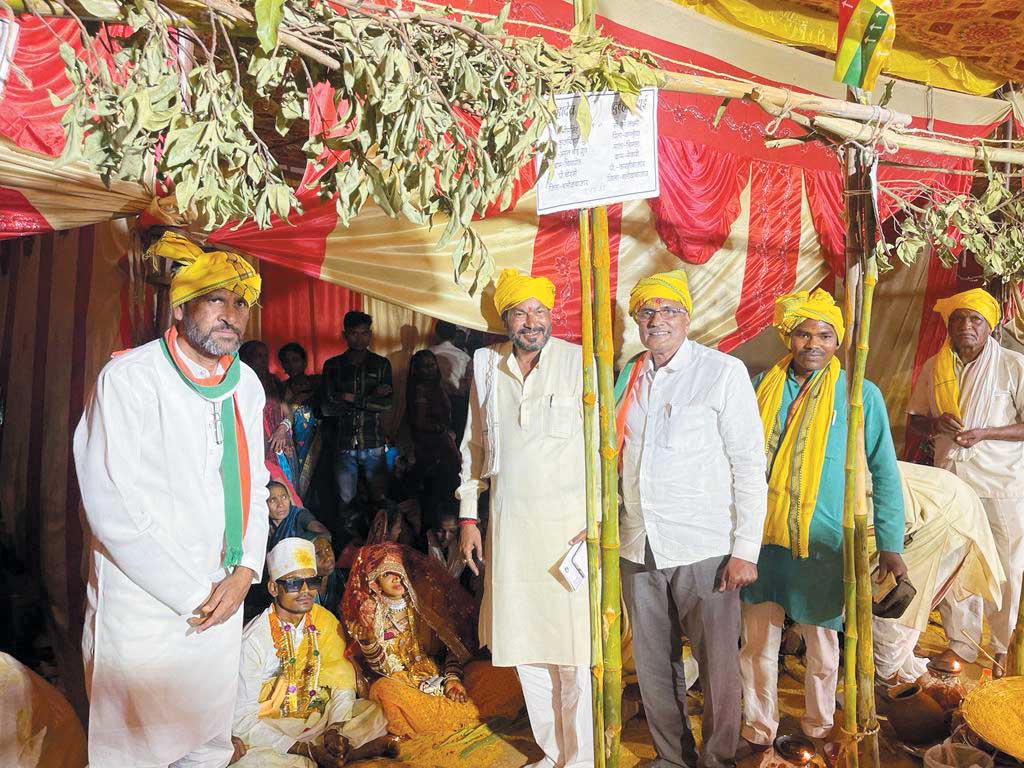 आदिवासी समाज के सामूहिक विवाह में सम्मिलित हुए जिपं अध्यक्ष आदिवासी समाज के सामूहिक विवाह में सम्मिलित हुए जिपं अध्यक्ष