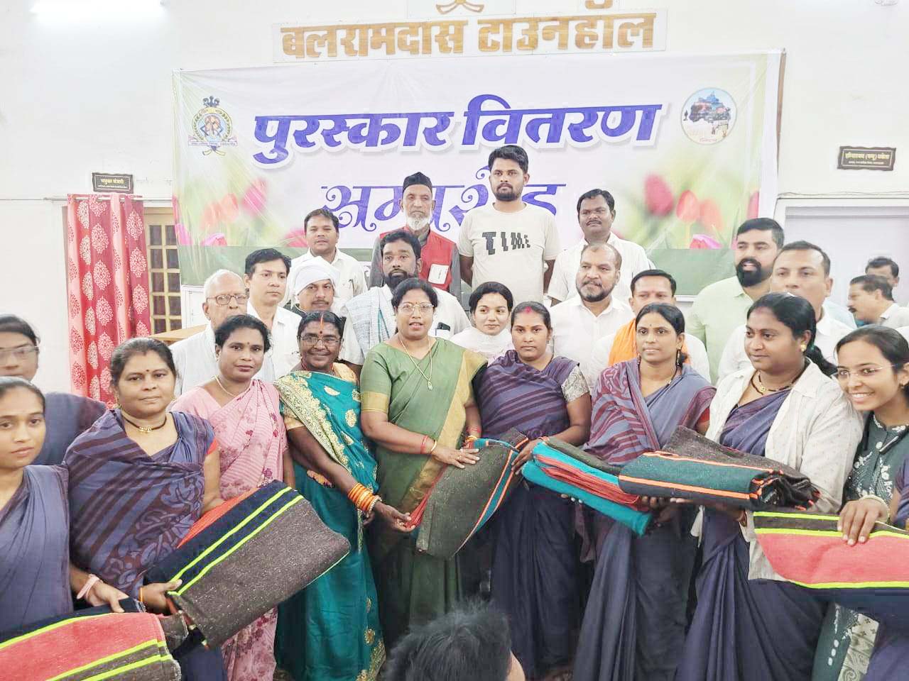 साहित्यकारों व फोटोग्राफरों का सम्मान साहित्यकारों व फोटोग्राफरों का सम्मान