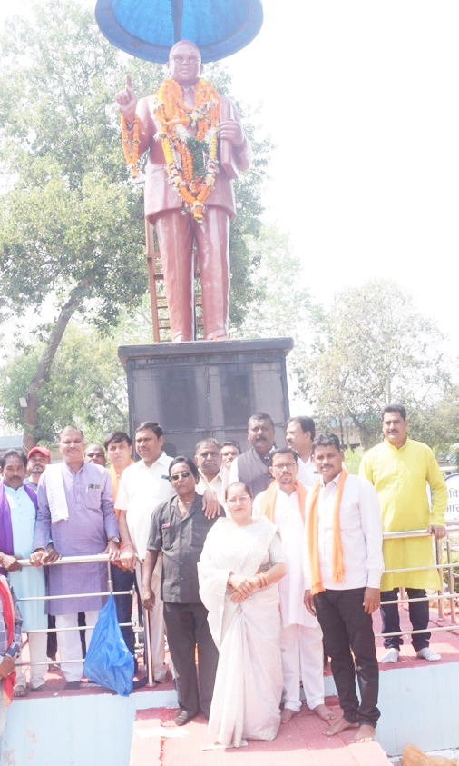 भाजपा ने माल्यार्पण कर  मनाई बाबा की जयंती