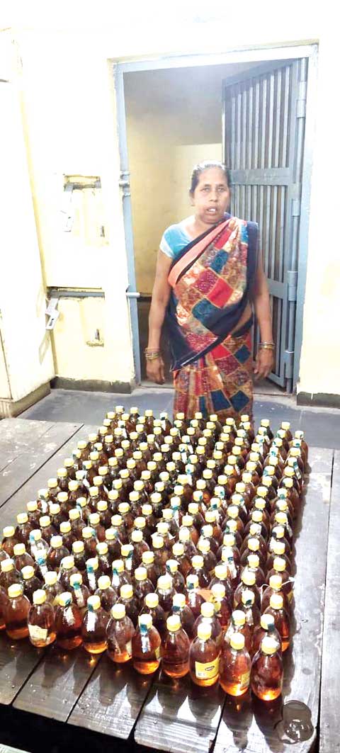  देशी शराब बेच रही महिला गिरफ्तार