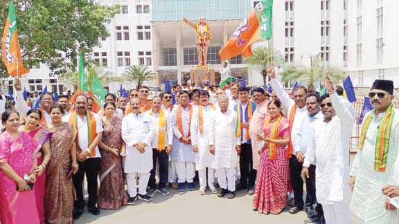 अंबेडकर को नमन, मरीजों को फल वितरण