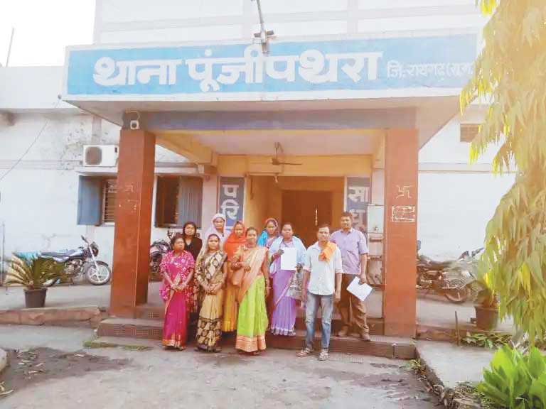 सडक़ निर्माण में देरी, ग्रामीणों ने सौंपा ज्ञापन