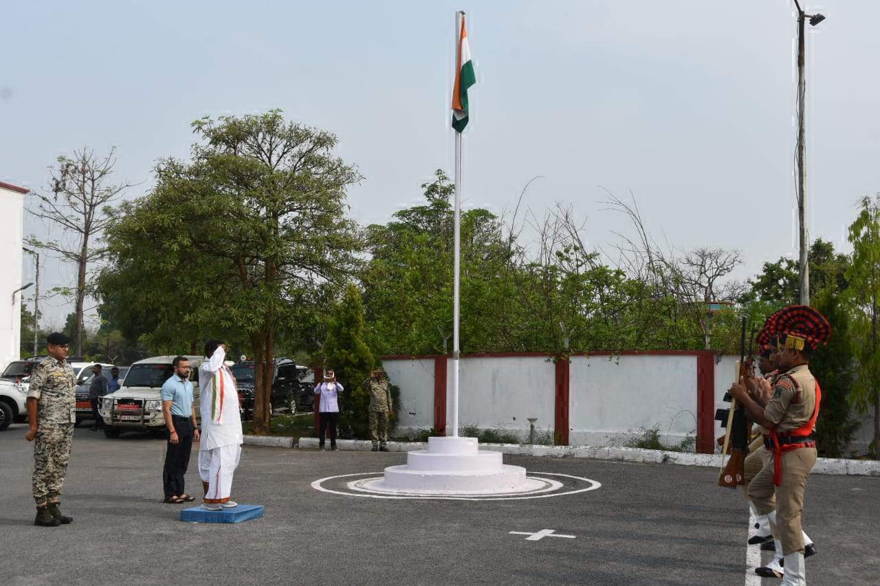 प्रभारी मंत्री को गार्ड ऑफ ऑनर दिया गया