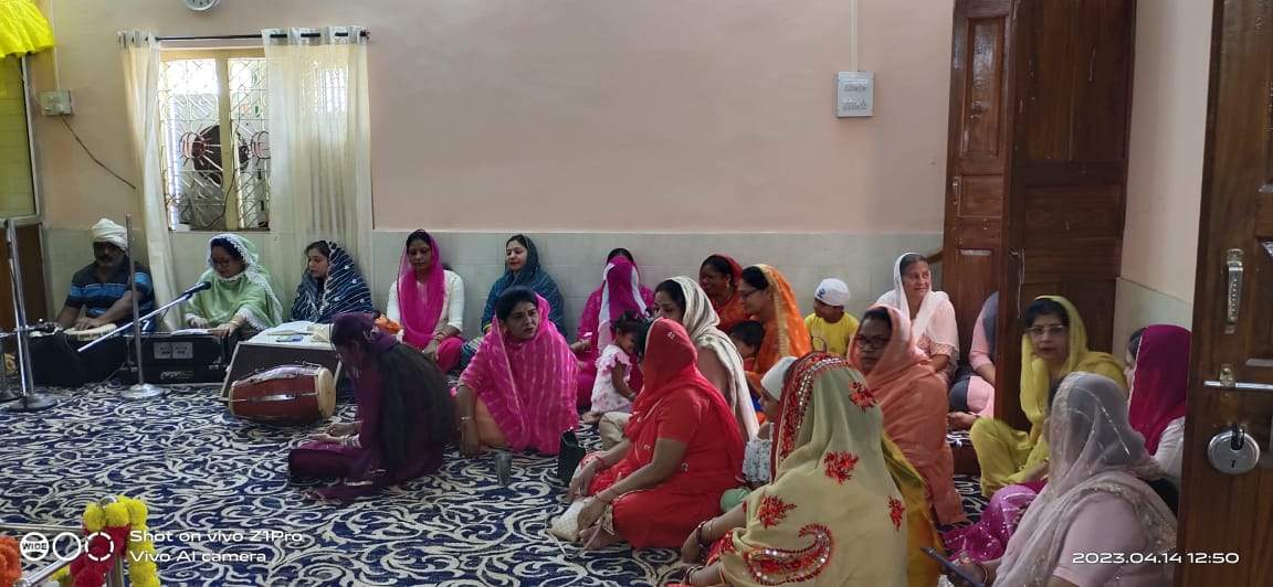 बैसाखी पर्व पर गुरुद्वारा में कीर्तन, अरदास व लंगर 