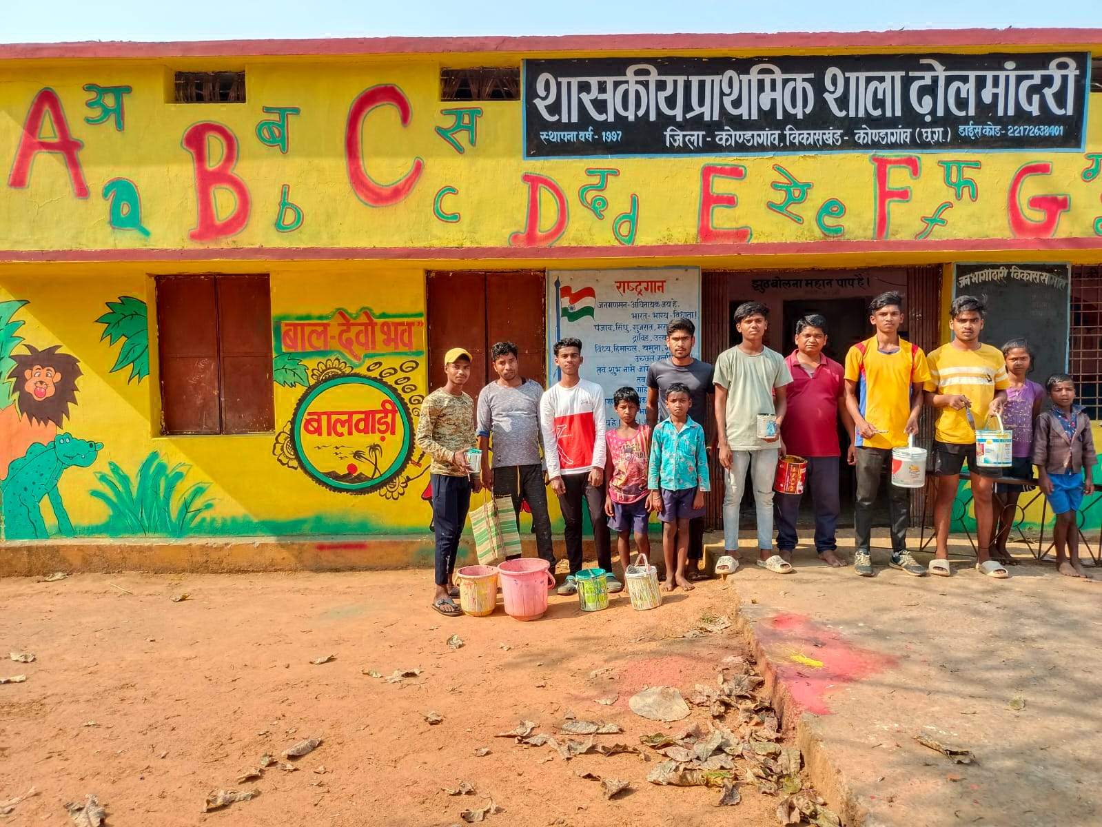 स्कूल में दीवार पेंटिंग कार्यशाला स्कूल में दीवार पेंटिंग कार्यशाला