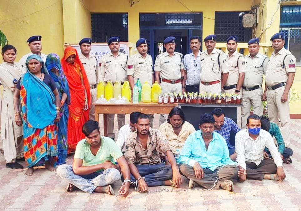 अवैध रूप से शराब बिक्री, 11 गिरफ्तार अवैध रूप से शराब बिक्री, 11 गिरफ्तार