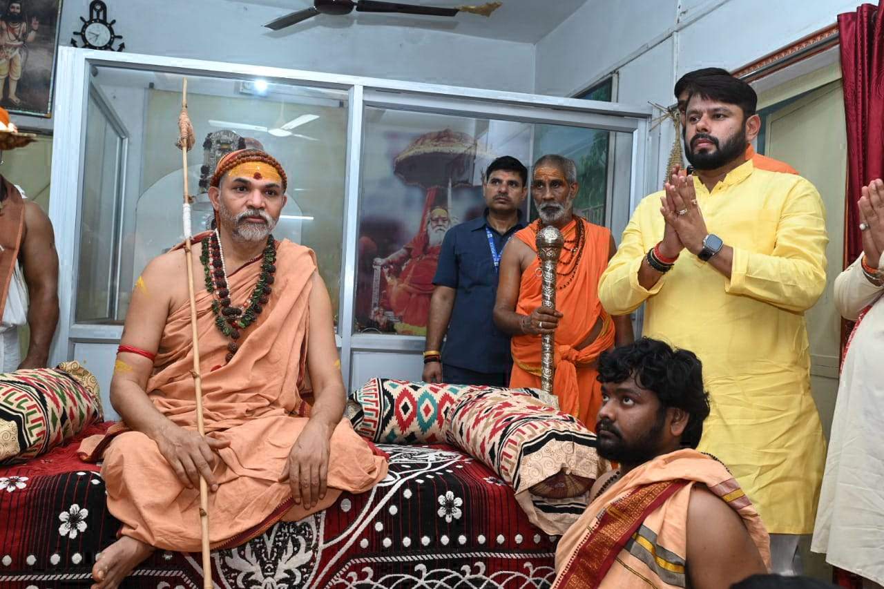 जो किसी के महत्व को समझता है वही आगे बढ़ता है - अविमुक्तेश्वरानंद