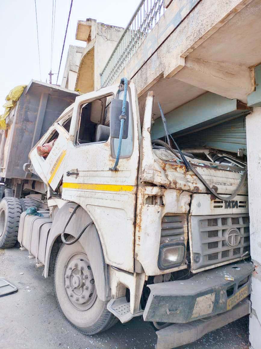 तेज रफ्तार ट्रेलर फर्नीचर दुकान में घुसी