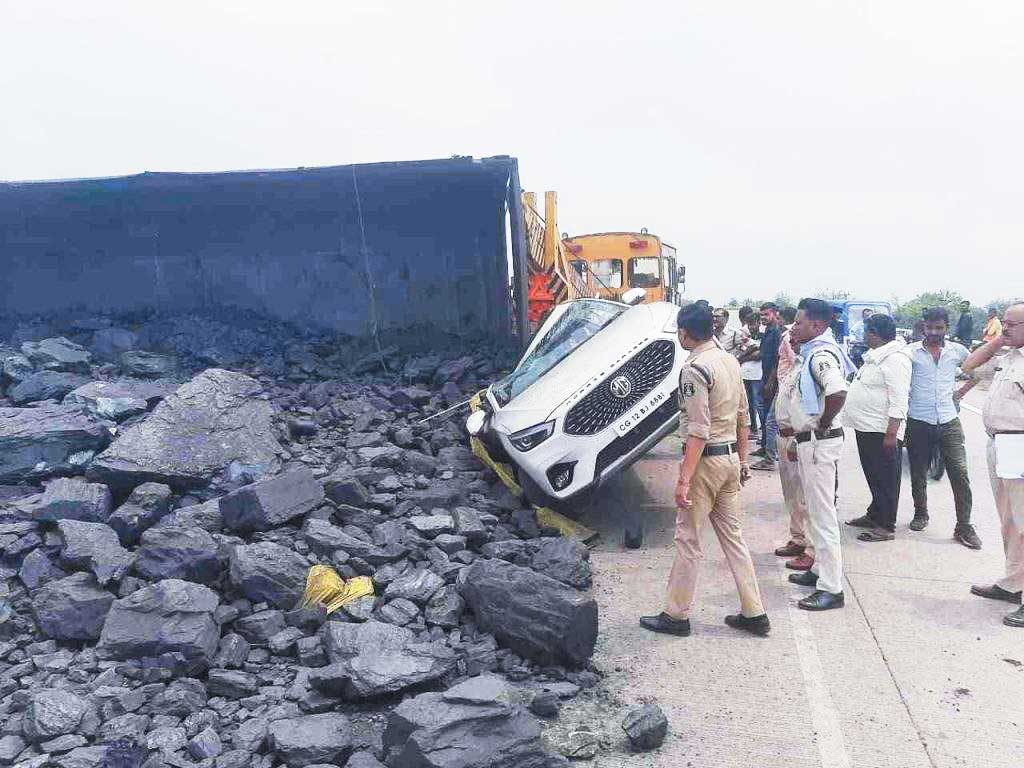 कार पर गिरा कोयले से भरा ट्रक, एक मौत
