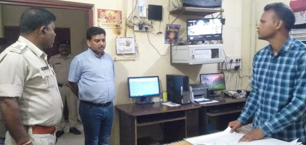 एसपी ने बिश्रामपुर और जयनगर थाने  का किया औचक निरीक्षण