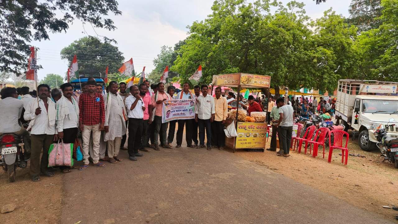 कांग्रेसी नुक्कड़ सभा कर केंद्र की भाजपा सरकार की गिना रहे नाकामियां कांग्रेसी नुक्कड़ सभा कर केंद्र की भाजपा सरकार की गिना रहे नाकामियां