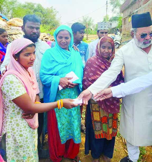 बिरनपुर के पीडि़तों से छत्तीसगढ़ मुस्लिम समाज के प्रतिनिधिमंडल ने की मुलाकात, आर्थिक सहयोग