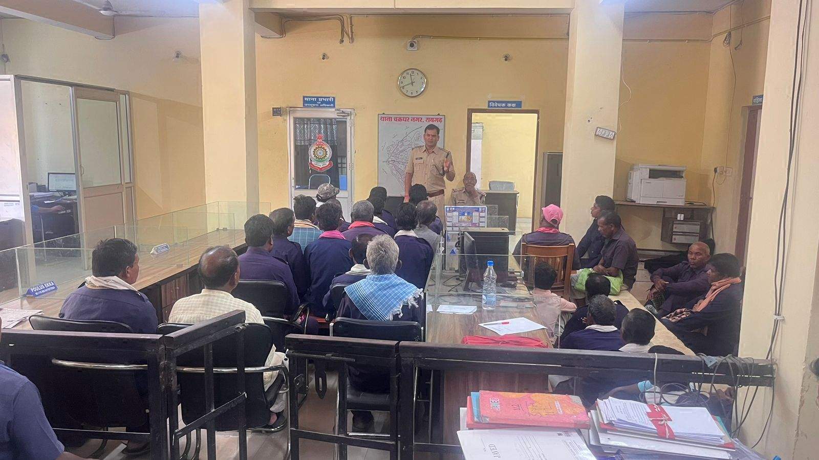 कोटवारों की थाना प्रभारी चक्रधरनगर ने ली मीटिंग  