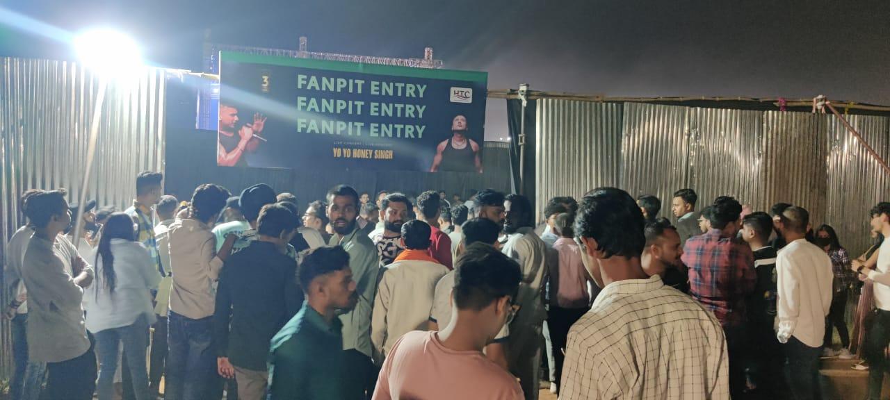 हनी सिंह के कार्यक्रम में रात हंगामा और मारपीट भी, फूहड़ गानों की बौछार रही