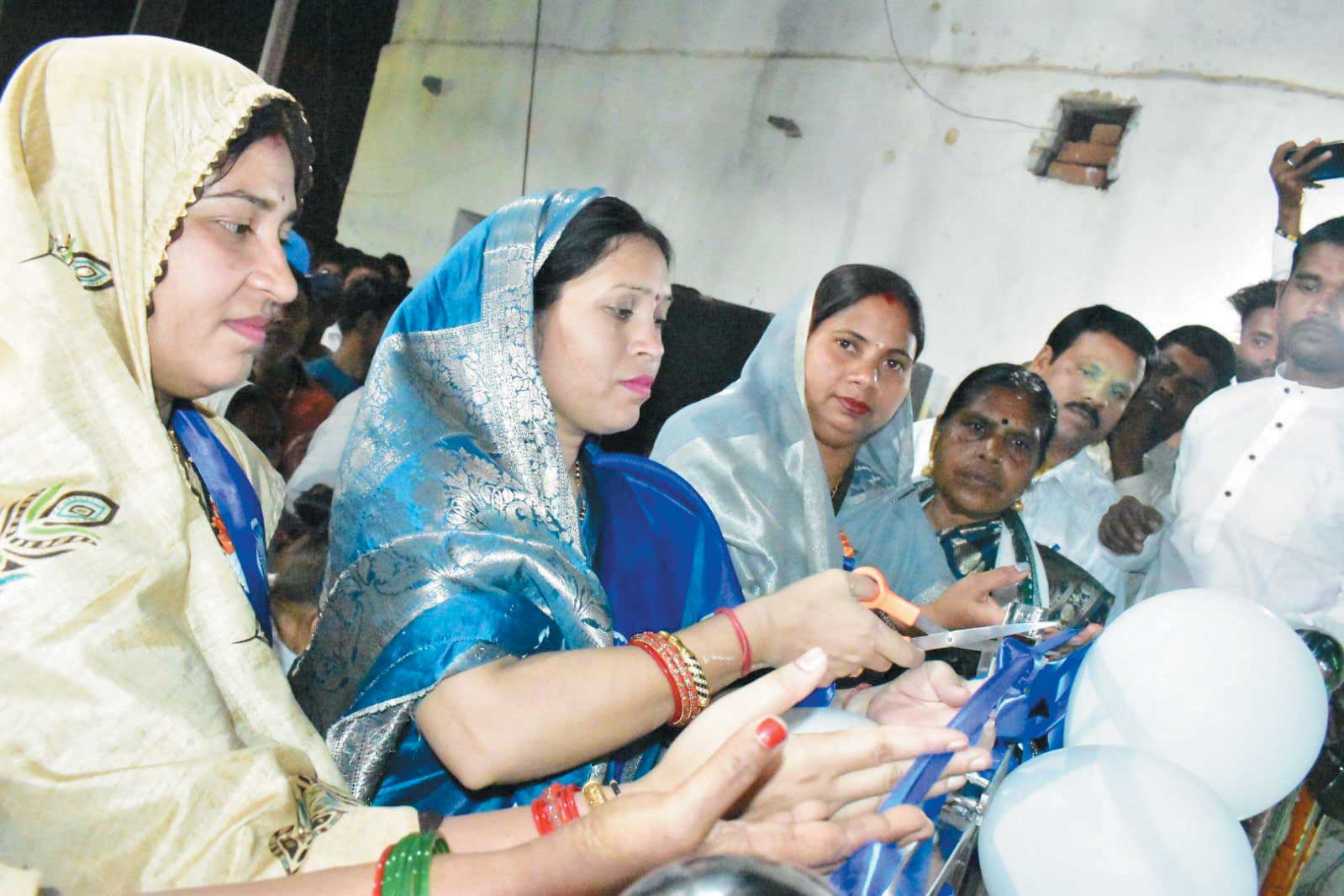 विधायक उत्तरी ने किया अंबेडकर की आदमकद प्रतिमा का लोकार्पण विधायक उत्तरी ने किया अंबेडकर की आदमकद प्रतिमा का लोकार्पण
