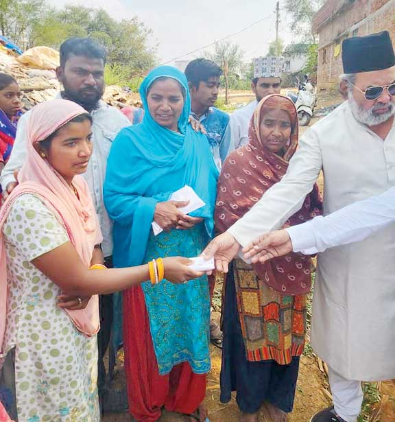 बिरनपुर के पीडि़तों से मुस्लिम समाज के प्रतिनिधियों ने की मुलाकात, की आर्थिक मदद