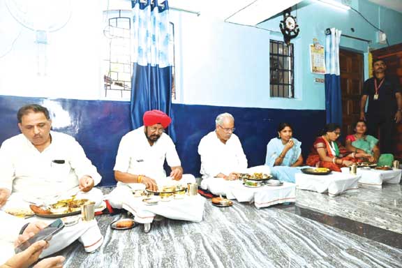 त्रिमूर्ति नगर में आत्मानंद इंग्लिश स्कूल, 50 वर्ष पुराने गांधी उद्यान का सौंदर्यीकरण भी