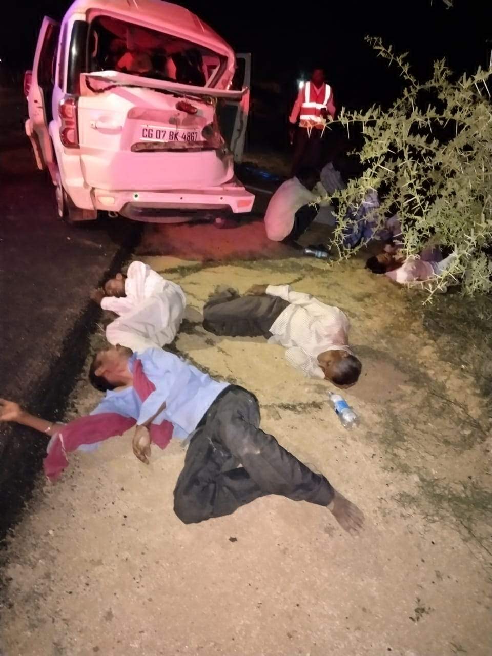 बेकाबू बाराती स्कॉर्पियो कई बार पलटते हुए ट्रक से जा टकराई, 7 घायल
