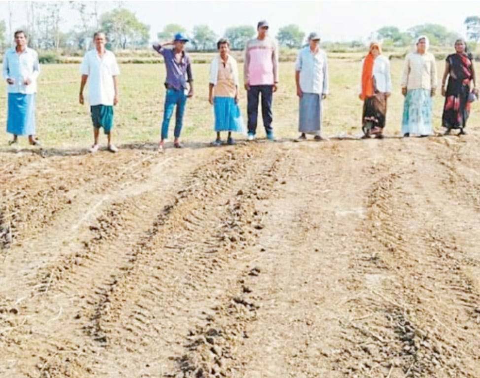 लोक निर्माण विभाग किसानों की जमीन पर बिना मुआवजा व अनुमति के सडक़