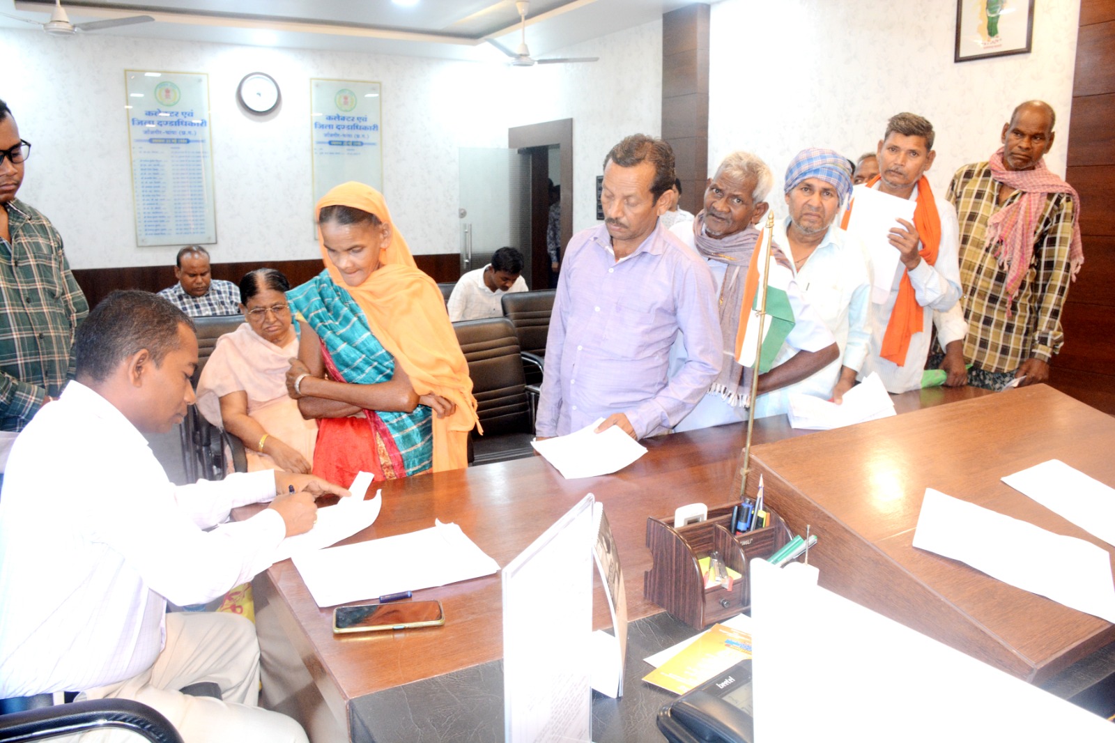 जिले में जनदर्शन से मिल रही लोगों को राहत, 120 आवेदन मिले जिले में जनदर्शन से मिल रही लोगों को राहत, 120 आवेदन मिले