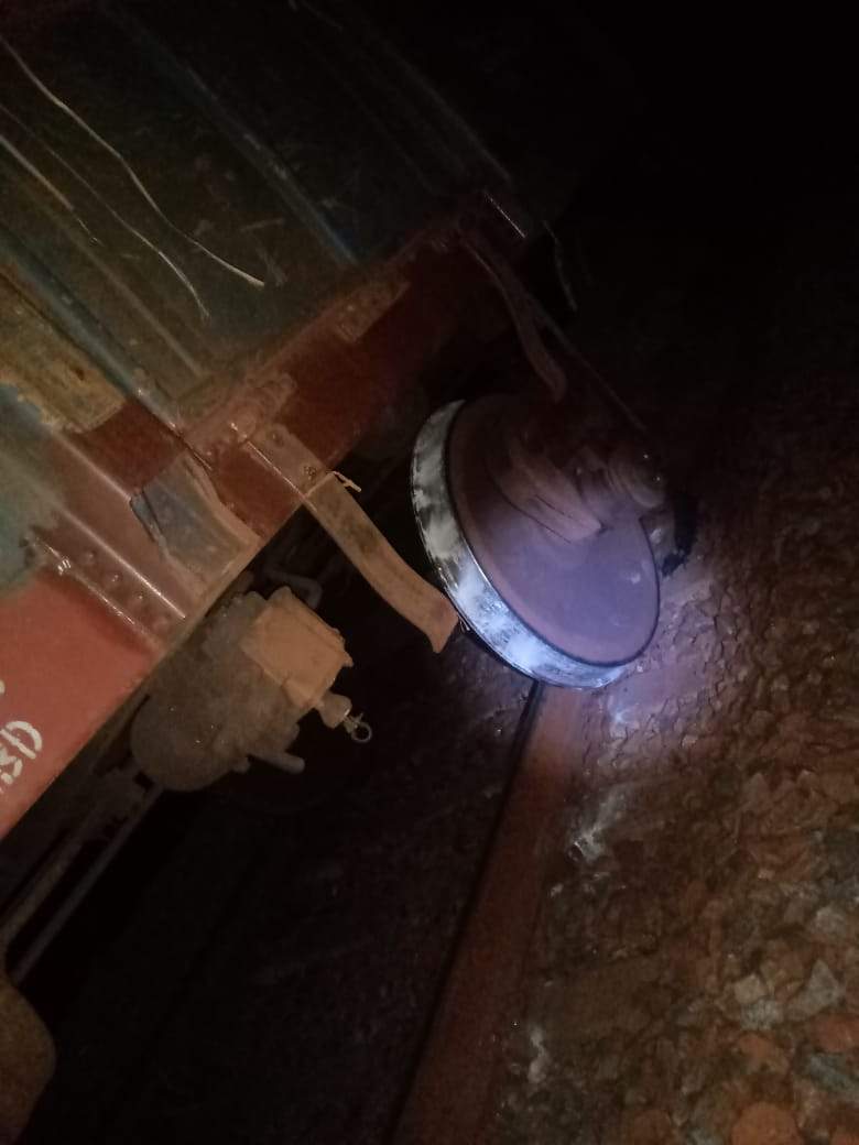 मालगाड़ी के दो डिब्बे बेपटरी