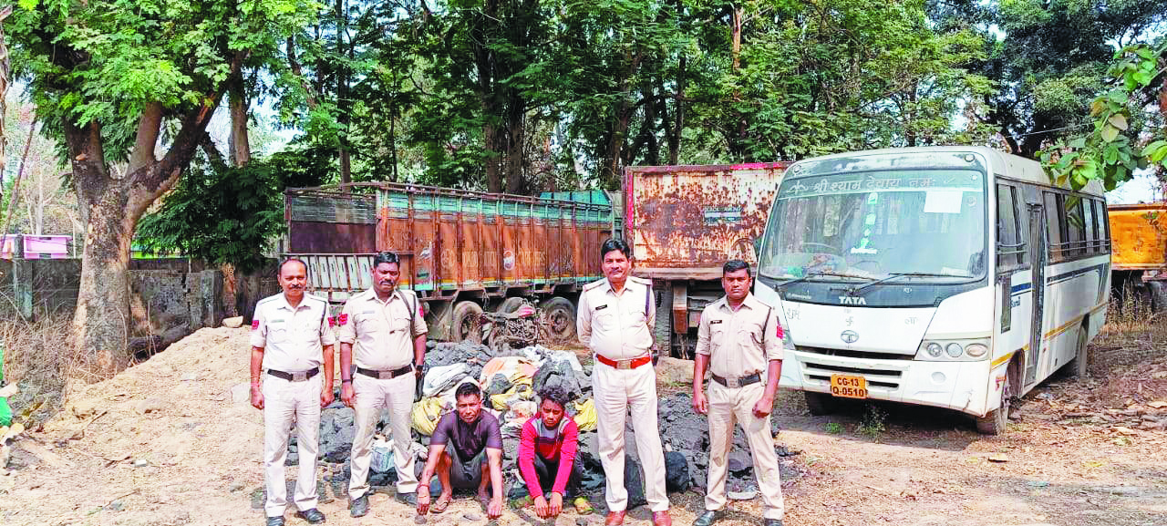 छापेमारी में आरोपियों से 17 क्विंटल अवैध कोयला जब्त