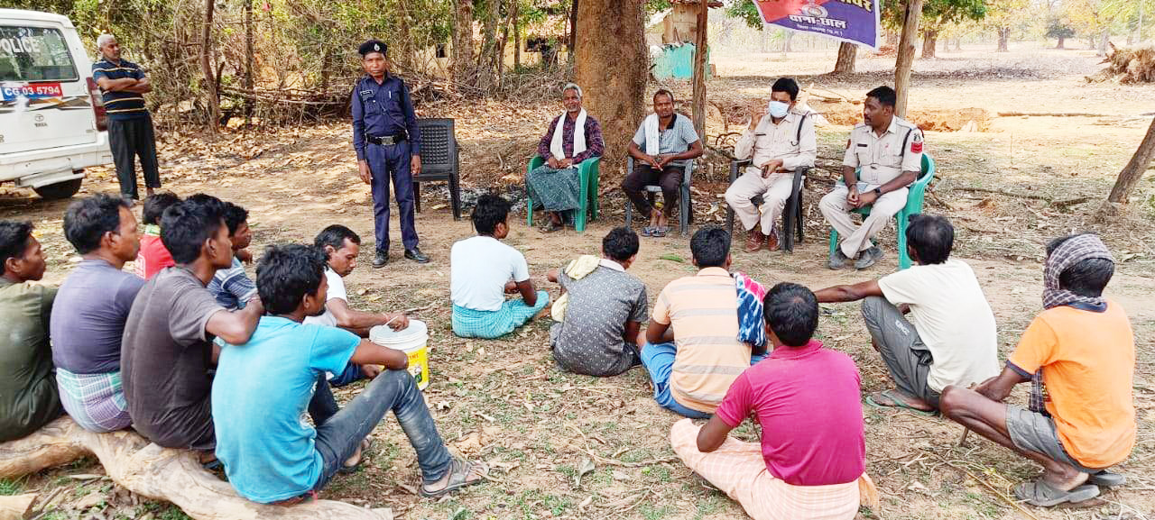 पोड़ी में महुआ बीनने को ले विवाद, समझाइश पर माने