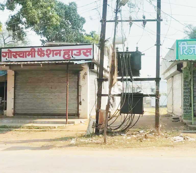 मंदिर के द्वार पर अड़ंगा बना ट्रांसफार्मर 