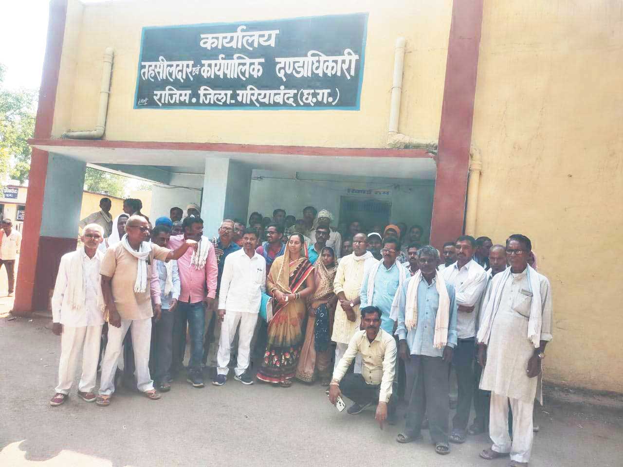 मुक्तिधाम को कब्जा मुक्त कराने ग्रामीण पहुंचे राजिम तहसील