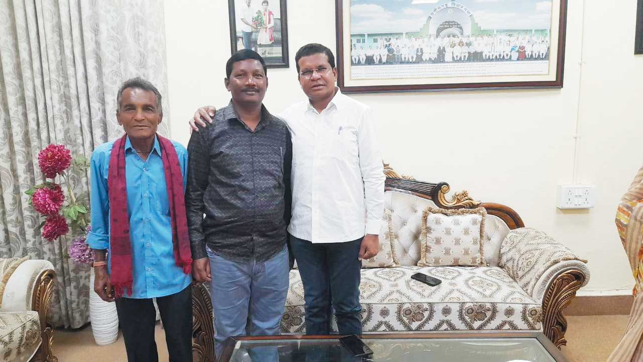 टेश्वर ने पीसीसी अध्यक्ष से सौजन्य भेंट की